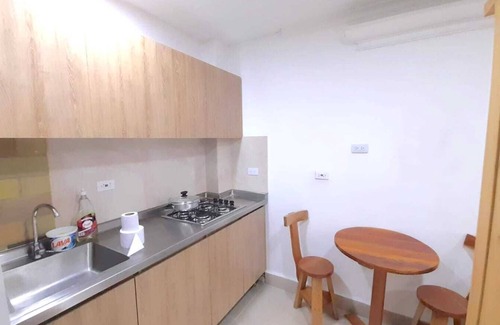 Suramericana Apartment | Aparta Estudio Hostal Acogedor Camarote , Sofá Cama, Cocina, Mesa, Baño