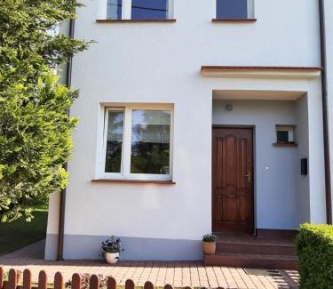 Krokowa Apartment | Apartament – 3 pokojowe dwupoziomowe mieszkanie z ogrodem