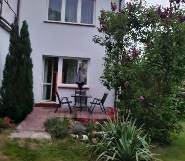 Krokowa Apartment | Apartament – 3 pokojowe dwupoziomowe mieszkanie z ogrodem