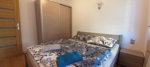 Siemianowice Slaskie Apartment | Apartament JUKI, obok Katowice Wynajem na doby, krótkoterminowy, 2 pokoje balkon, 50m2,- po kapitalnym remoncie 2-ga sypialnia jest częścią salonu blisko Centrum Leczenia Oparzeń 2,5 km