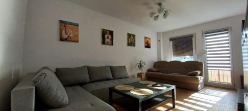 Siemianowice Slaskie Apartment | Apartament JUKI, obok Katowice Wynajem na doby, krótkoterminowy, 2 pokoje balkon, 50m2,- po kapitalnym remoncie 2-ga sypialnia jest częścią salonu blisko Centrum Leczenia Oparzeń 2,5 km