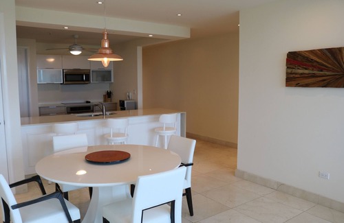 Panama City Apartment | Apartamento Vista Sobre el Mar, el Canal y la Selva