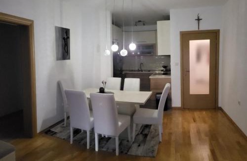 Canton 10 Apartment | Apartman Pati