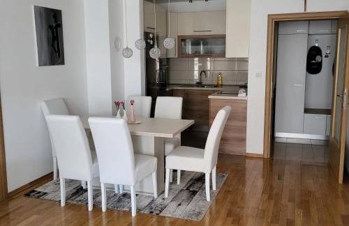 Canton 10 Apartment | Apartman Pati