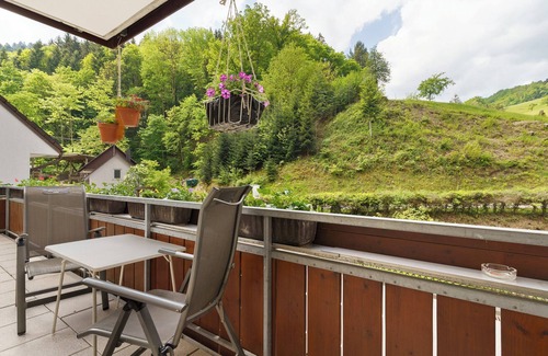 Bad Peterstal-Griesbach Apartment | Apartment 'Doppelzimmer 1' with Mountain View, private balcony and Wi-Fi