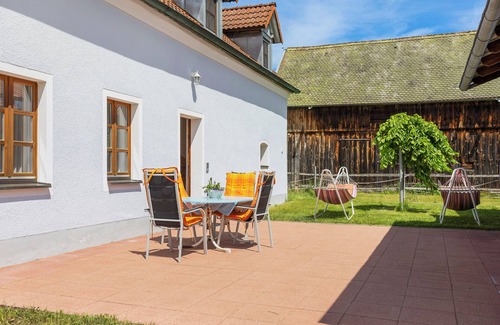 Weiden in der Oberpfalz Apartment | Apartment 'Ferienwohnung Weiden' with Shared Terrace, Balcony and Wi-Fi