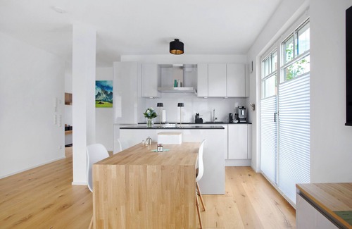 Breitbrunn a. Chiemsee Apartment | Apartment 'Design Ferienwohnung Am Chiemsee' with Private Terrace, Private Garden and Wi-Fi