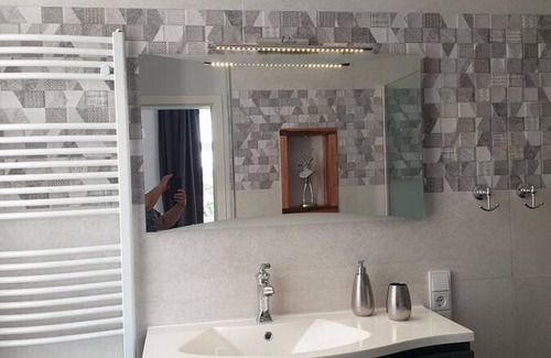 Seehausen Apartment | Apartment with lake view/guest apartment 12 km from Motorsportarena Oschersleben