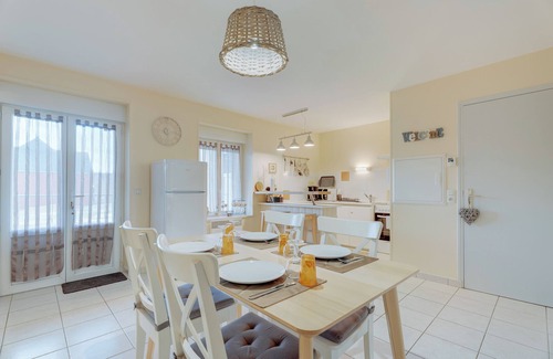 Saint-Benoit-des-Ondes Apartment | Apartment 'Grain De Sable' with Private Terrace and Wi-Fi