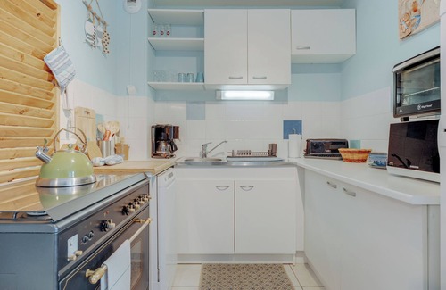 Saint-Benoit-des-Ondes Apartment | Apartment 'Côte D'emeraude' with Private Terrace, Private Garden and Wi-Fi