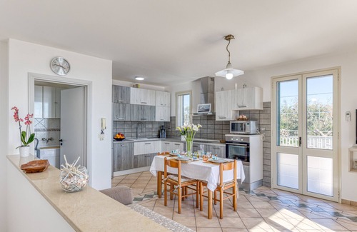 Marina San Gregorio Villa | Apartment 'Villetta Del Cuore' with Sea View, Wi-Fi and Air Conditioning