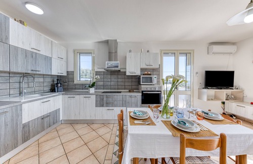 Marina San Gregorio Villa | Apartment 'Villetta Del Cuore' with Sea View, Wi-Fi and Air Conditioning
