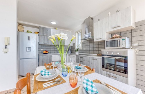 Marina San Gregorio Villa | Apartment 'Villetta Del Cuore' with Sea View, Wi-Fi and Air Conditioning