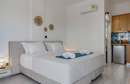 Agios Georgios House | Apartment '08 Double room Perivolos beach' with Mountain View and Air Conditioning