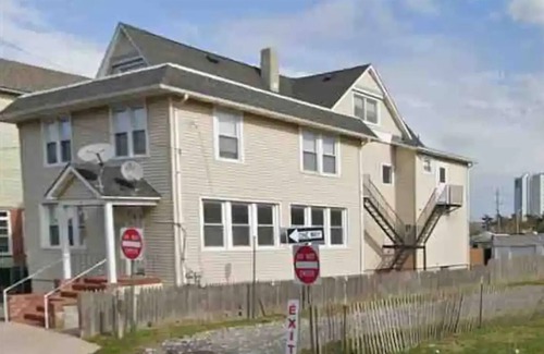 Long Branch Apartment | Apartment 1 block from Pier Village
