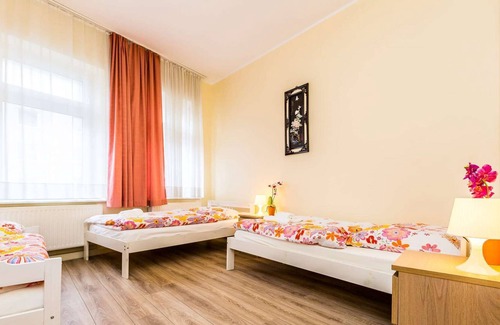 Muelheim Apartment | Apartment 1st floor (W6) - 2x bedrooms - 6x single beds - kitchen - living room