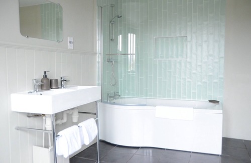 Inchbrook Apartment | Apartment 2 - King size with En-Suite, 1 Sofabed