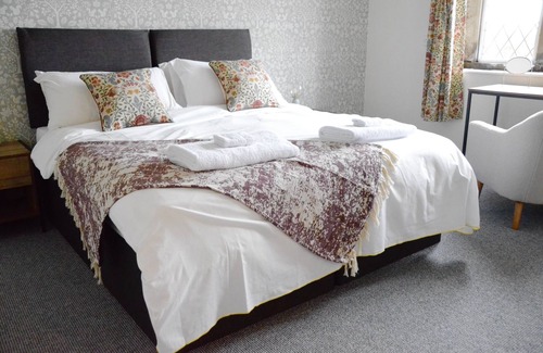 Inchbrook Apartment | Apartment 2 - King size with En-Suite, 1 Sofabed