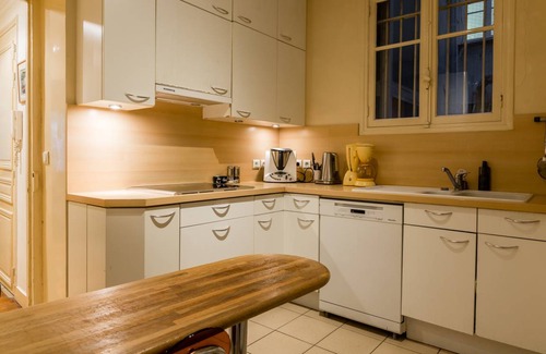 7th Arrondissement Apartment | Apartment ∙ 4 bedrooms ∙ 6 guests