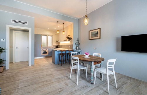 Soiano del Lago Apartment | Apartment 'Abaye 2 Pinot - Charm' with Shared Pool, Wi-Fi and Air Conditioning