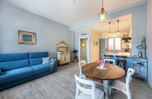 Soiano del Lago Apartment | Apartment 'Abaye 2 Pinot - Charm' with Shared Pool, Wi-Fi and Air Conditioning