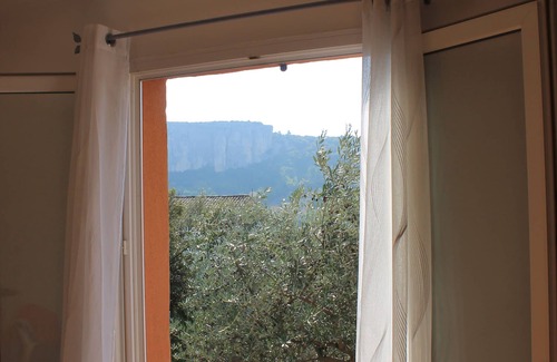 Lioux Apartment | Apartment adjoining the owner, in the heart of the Luberon.