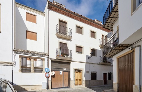 Old Town Baeza Apartment | Apartment 'Aires De Baeza' with Balcony, Wi-Fi and Air Conditioning