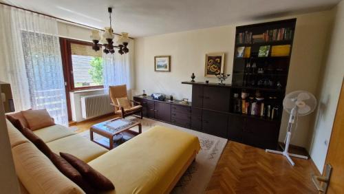 Zirovnica Apartment | Apartment Ajdna