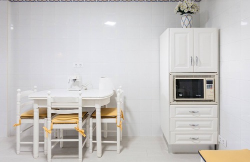 La Buhaira Apartment | Apartment 'Amicorum Parking' with Private Terrace, Wi-Fi and Air Conditioning