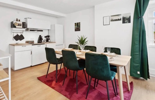 Craula Apartment | Apartment 'Apartments Am Hainich - Elsbeere' with Shared Terrace, Private Garden and Wi-Fi