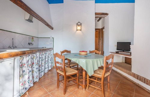 La Zubia Apartment | Apartment 'Apartamento La Cuadra' with Mountain Views, Shared Pool and Wi-Fi