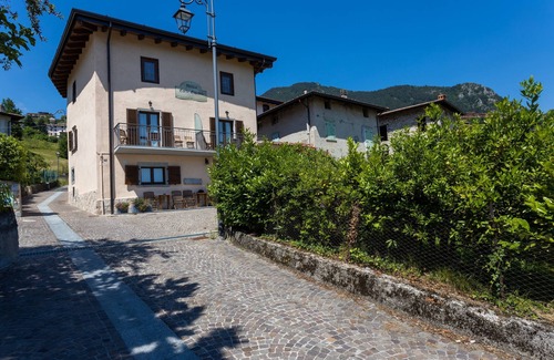 Vesio Apartment | Apartment 'Appartamento Ginevra' with Shared Garden, Balcony and Wi-Fi