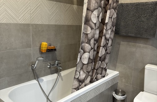 Uzes Apartment | Apartment 'Appartement Des Cedres' with Private Terrace, Wi-Fi and Air Conditioning