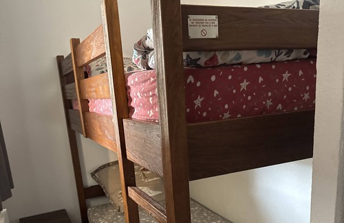 Uzes Apartment | Apartment 'Appartement Des Cedres' with Private Terrace, Wi-Fi and Air Conditioning