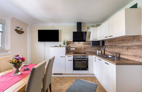 Hechingen Apartment | Apartment 'Baumelt' with Private Terrace, Shared Garden and Wi-Fi