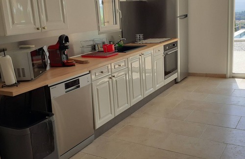 Lauris Apartment | Apartment below a villa in a village in the heart of the Luberon