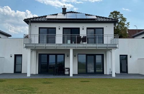Wolpinghausen Apartment | Apartment 'Berg' with Lake View, Private Terrace and Wi-Fi