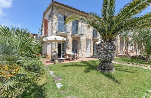 Bonalaccia-Filetto Apartment | Apartment 'Bilocale Castle' with Shared Pool, Wi-Fi and Air Conditioning