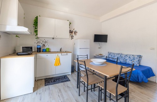 Comiso Apartment | Apartment 'Bilocale In Villa Con Piscina' with Mountain View, Shared Pool and Wi-Fi