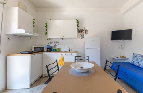 Comiso Apartment | Apartment 'Bilocale In Villa Con Piscina' with Mountain View, Shared Pool and Wi-Fi