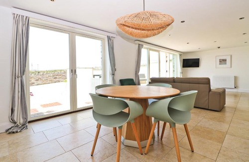 Treyarnon Apartment | APARTMENT BY THE BEACH The Foxcove