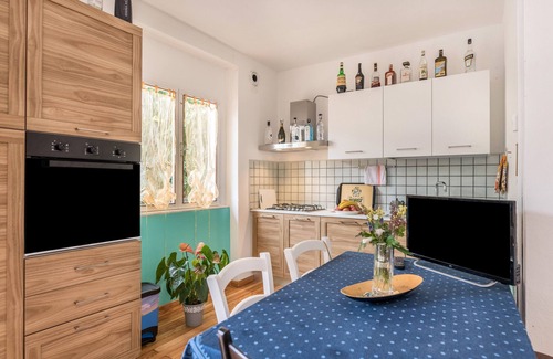 Calceranica al Lago Apartment | Apartment Calceranica Al Lago with Mountain View & Balconies