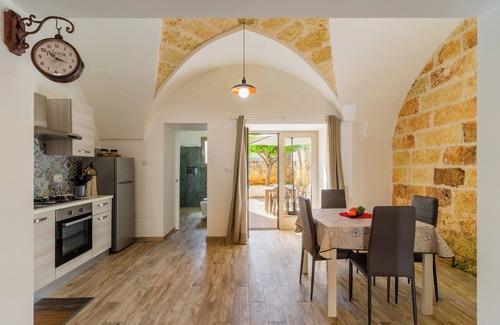 Acquarica del Capo Apartment | Apartment 'Casa Incanto' with Private Garden and Air Conditioning