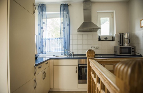 Wachwitz Apartment | Apartment Casa Casimir with Elbe view balcony & large garden (for soccer/volleyball)