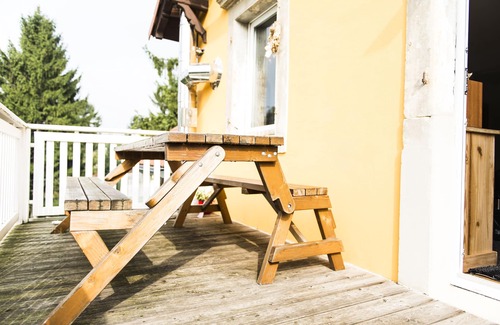 Wachwitz Apartment | Apartment Casa Casimir with Elbe view balcony & large garden (for soccer/volleyball)