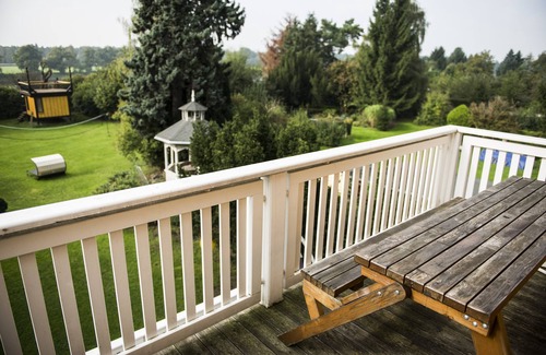 Wachwitz Apartment | Apartment Casa Casimir with Elbe view balcony & large garden (for soccer/volleyball)