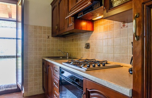 La Pesta Apartment | Apartment 'Casa Vacanza Il Carpignone 1' with Lake View, Pool and Garden