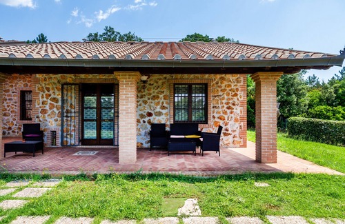La Pesta Apartment | Apartment 'Casa Vacanza Il Carpignone 1' with Lake View, Pool and Garden