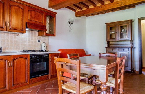 La Pesta Apartment | Apartment 'Casa Vacanza Il Carpignone 2' with Lake View, Pool and Garden