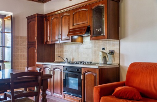 La Pesta Apartment | Apartment 'Casa Vacanza Il Carpignone 2' with Lake View, Pool and Garden